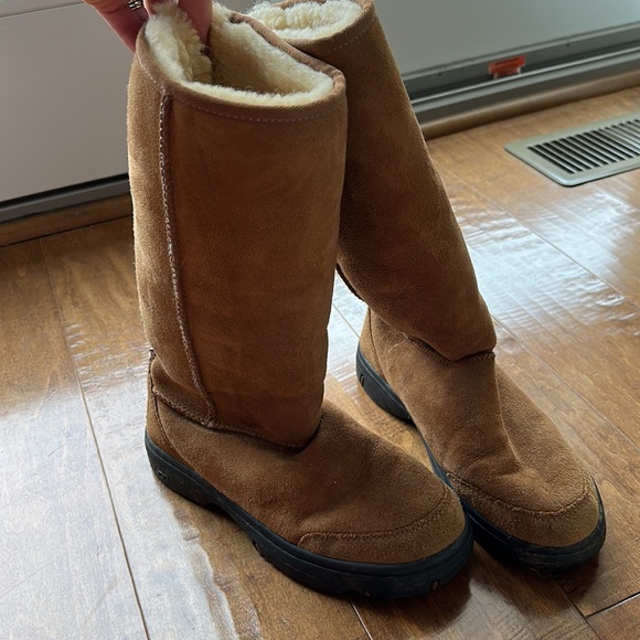 Tall UGG boots with rubber bottom - Picture 2 of 6